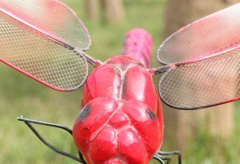 蜻蜓雕塑-農(nóng)場池塘擺放卡通紅色玻璃鋼蜻蜓雕塑