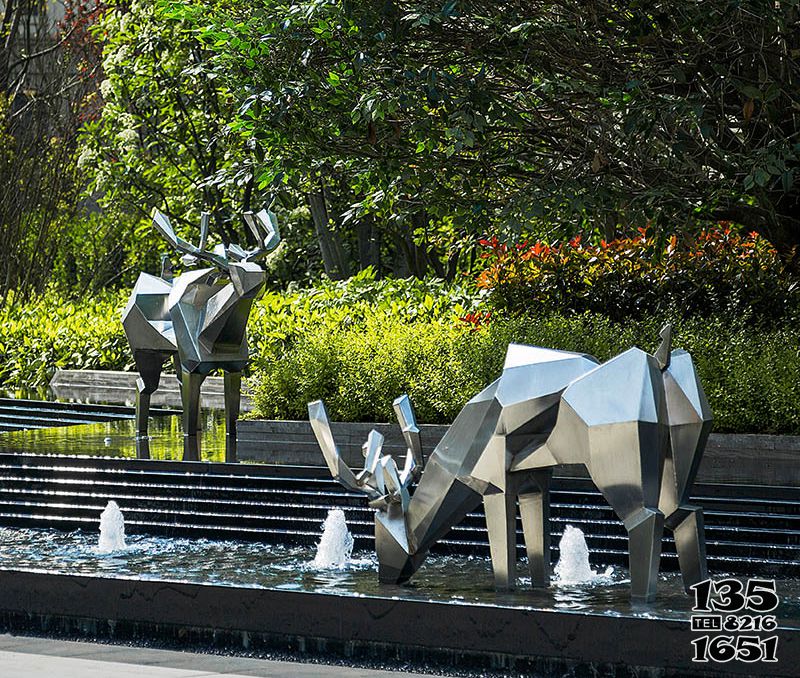 梅花鹿雕塑-公園不銹鋼幾何抽象水中喝水的梅花鹿雕塑高清圖片