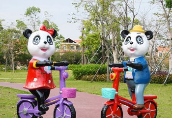 熊貓雕塑-幼兒園卡通奇奇妙妙騎車(chē)熊貓玻璃鋼雕塑