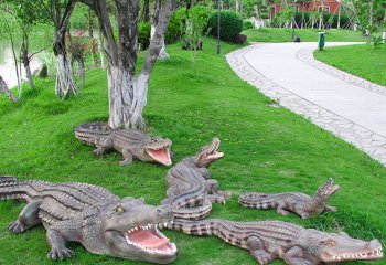 鱷魚雕塑-公園草地上擺放的一群張著嘴巴的玻璃鋼仿真鱷魚雕塑