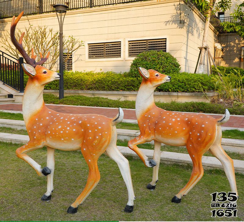 梅花鹿雕塑-公園景區大型仿真動物園林景觀梅花鹿雕塑高清圖片