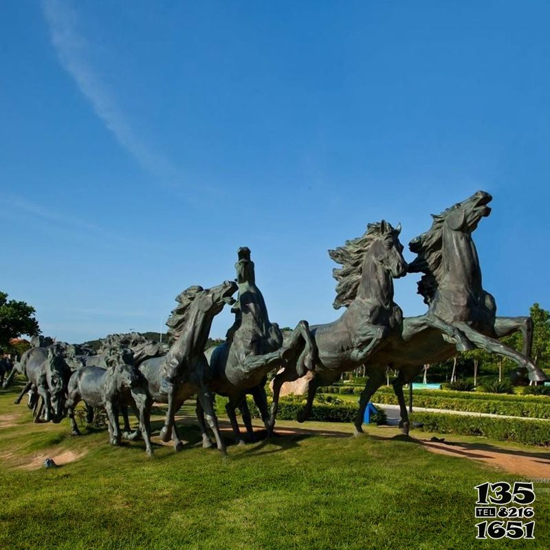 馬雕塑-戶外草坪不銹鋼仿古做舊萬馬奔騰馬雕塑高清圖片