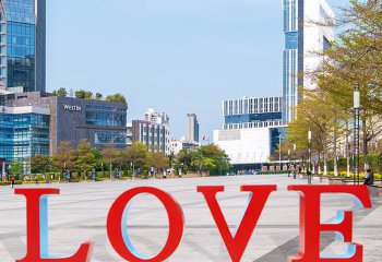 LOVE雕塑-廣場(chǎng)上擺放的紅色鏤空不銹鋼LOVE雕塑