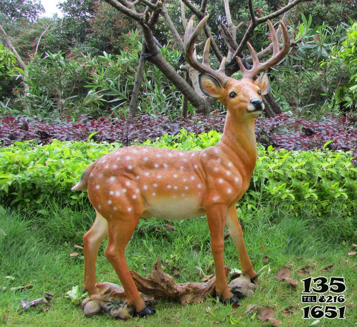 鹿雕塑-公園景區玻璃鋼彩繪一只站立中的鹿雕塑高清圖片