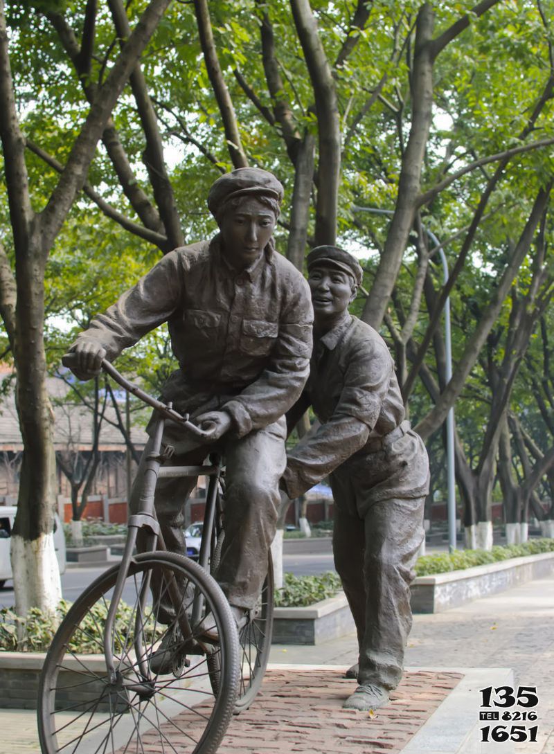 自行車雕塑-公園學騎自行車的人物銅雕