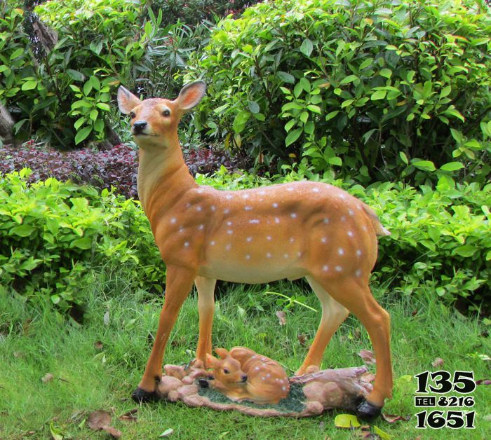 鹿雕塑-公園玻璃鋼彩繪護著小鹿的鹿雕塑高清圖片