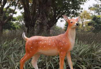 鹿雕塑-公園草坪上一只漂亮的玻璃鋼彩繪鹿雕塑