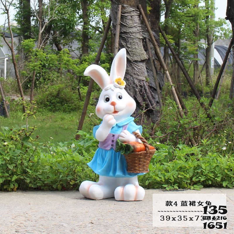 兔子雕塑-動物園一只藍(lán)裙子玻璃鋼兔子雕塑高清圖片