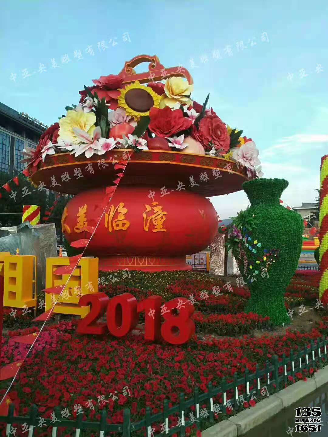 花籃雕塑-廣場大型景觀玻璃鋼彩繪國慶祝福祖國花籃雕塑高清圖片