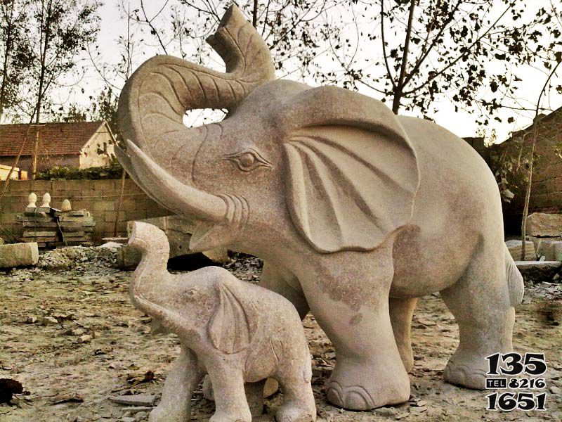 母子象雕塑-公園景區大理石石雕一起玩耍的母子象雕塑高清圖片