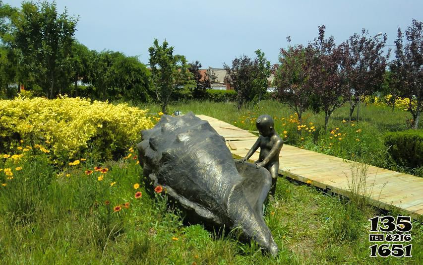 公園雕塑-戶外花園小孩與海螺銅雕公園雕塑高清圖片