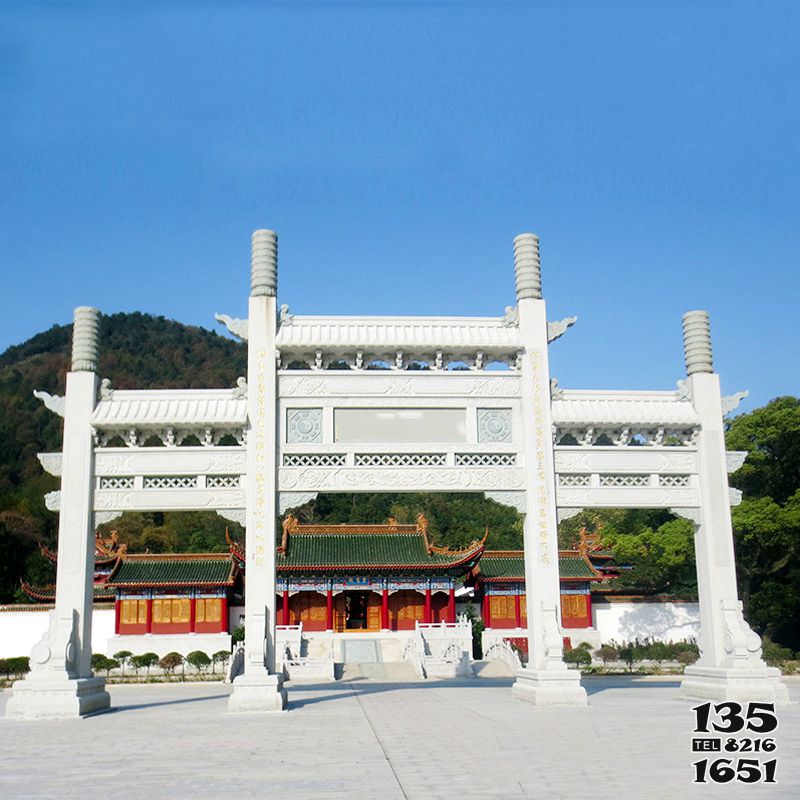 牌坊雕塑-寺廟門前擺放漢白玉三門無樓石柱牌坊雕塑高清圖片