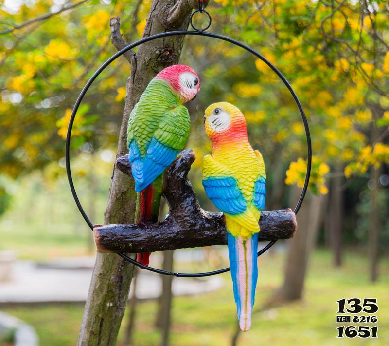 鸚鵡雕塑-動物園樹上休息的吃食的玻璃鋼仿真鸚鵡雕塑