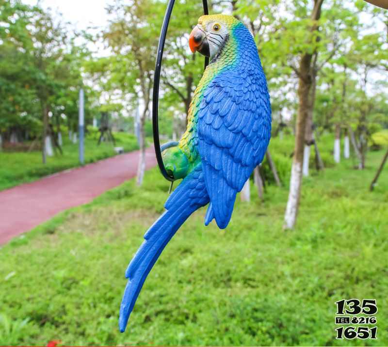 鸚鵡雕塑-公園仿真玻璃鋼藍(lán)色鸚鵡雕塑高清圖片