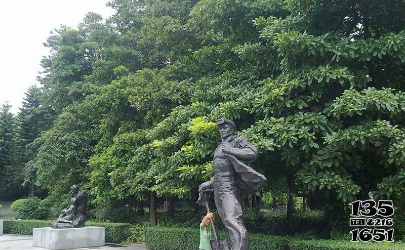 工人雕塑-公園銅雕拿著鐵鍬的工人雕塑高清圖片