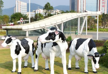 奶牛雕塑-動物園三只玻璃鋼奶牛雕塑