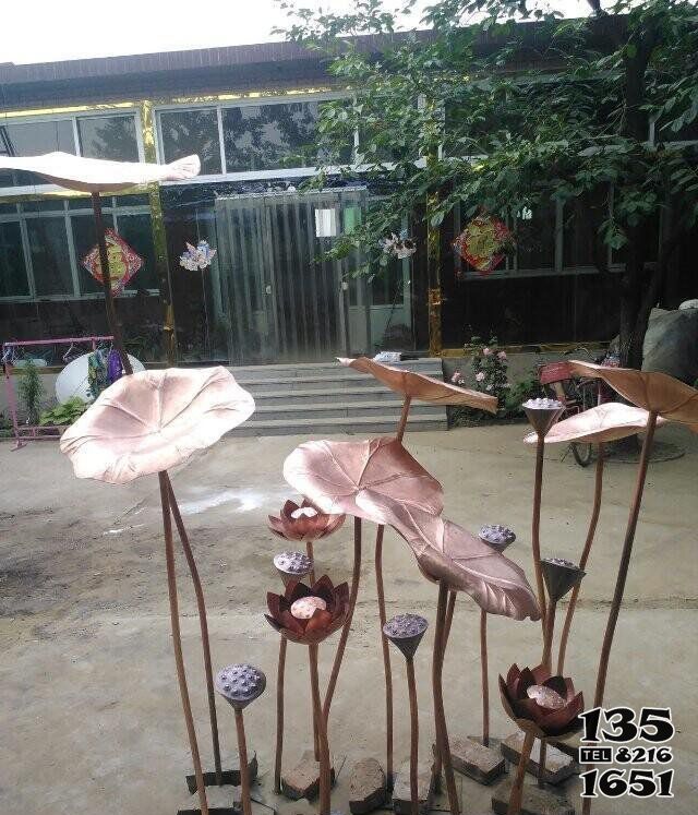 荷花雕塑-公園鍛造荷花荷葉景觀銅雕高清圖片